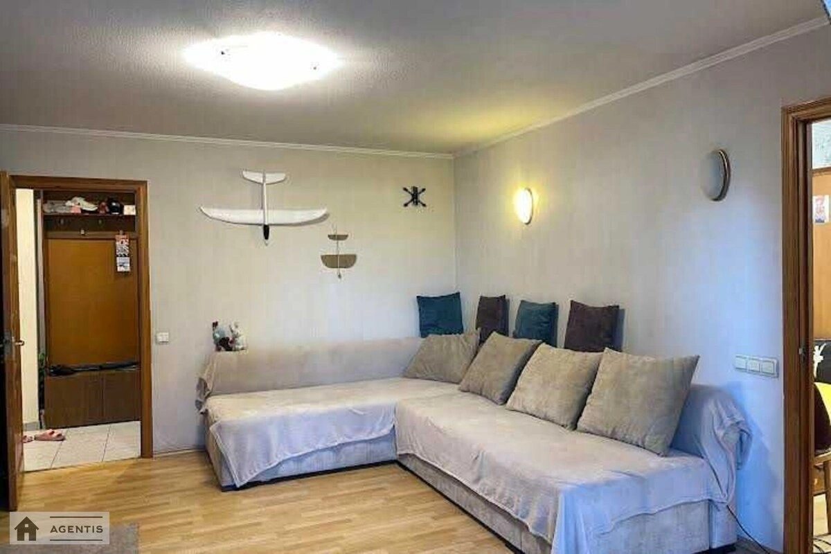 Apartment for rent. 4 rooms, 80 m², 2nd floor/9 floors. 14, Predslavynska 14, Kyiv. 