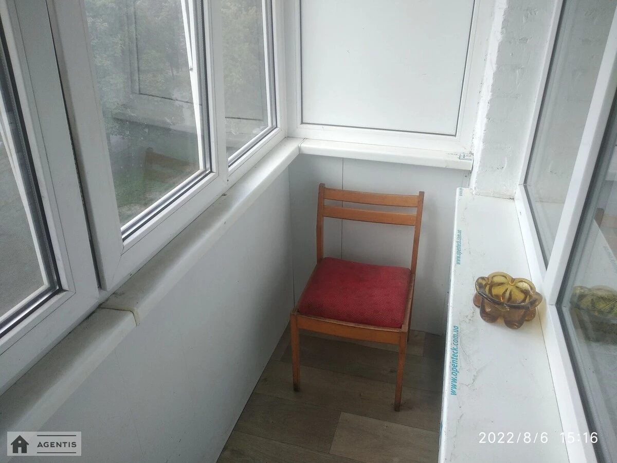 Apartment for rent. 2 rooms, 30 m², 5th floor/5 floors. Veresneva 4, Kyiv. 