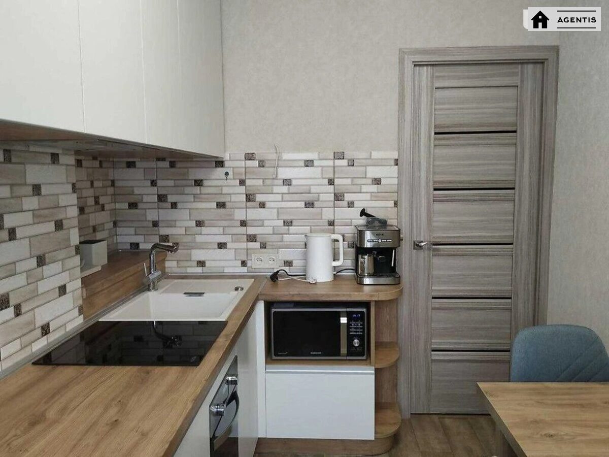 Сдам квартиру. 3 rooms, 89 m², 3rd floor/27 floors. 2, Вишняковская 2, Киев. 