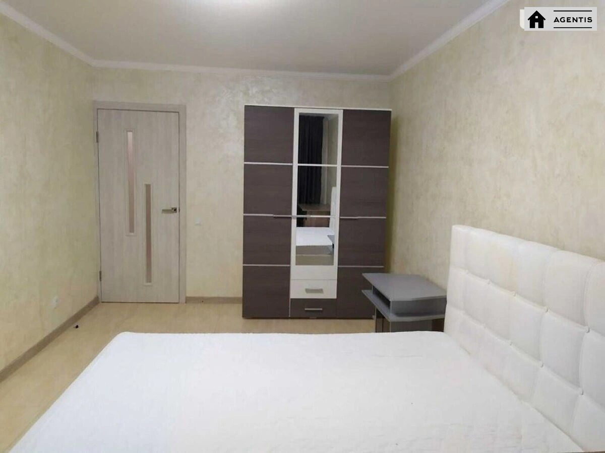 Сдам квартиру. 3 rooms, 89 m², 3rd floor/27 floors. 2, Вишняковская 2, Киев. 