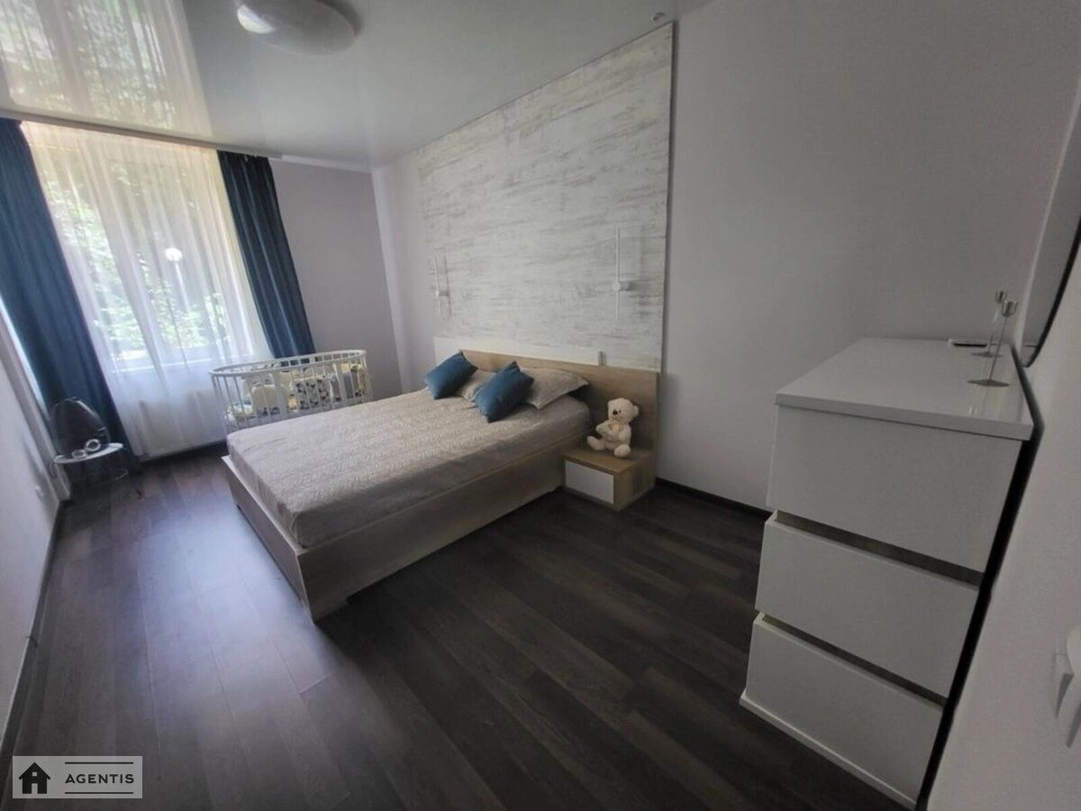 Apartment for rent. 3 rooms, 90 m², 1st floor/6 floors. Regeneratorna, Kyiv. 