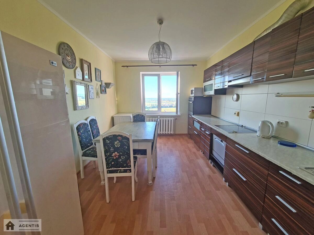 Apartment for rent. 3 rooms, 95 m², 23 floor/25 floors. 8, Miloslavska 8, Kyiv. 