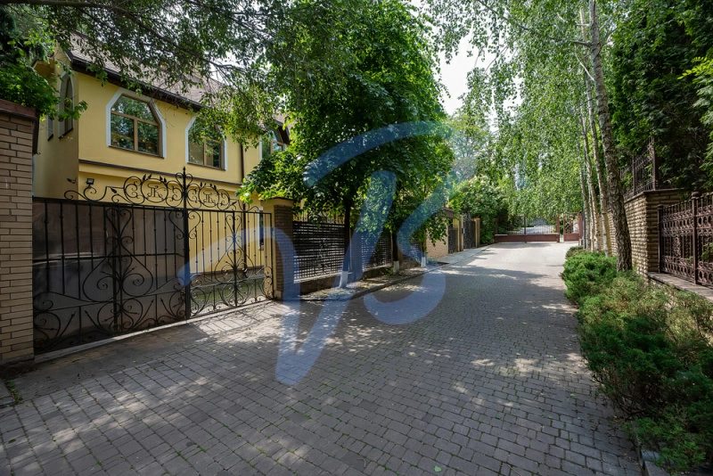 Продажа дома. 4 rooms, 305 m², 2 floors. 14, Реута Михаила 14, Киев. 