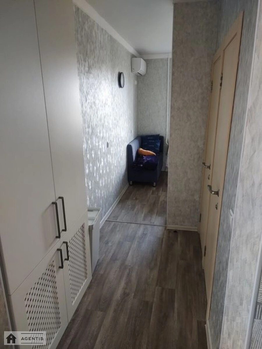 Apartment for rent. 1 room, 60 m², 6th floor/9 floors. Obolonskyy rayon, Kyiv. 