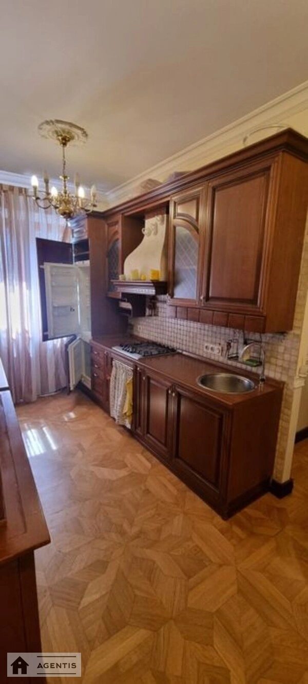 Apartment for rent. 3 rooms, 105 m², 4th floor/4 floors. 45, Pochaynynska 45, Kyiv. 