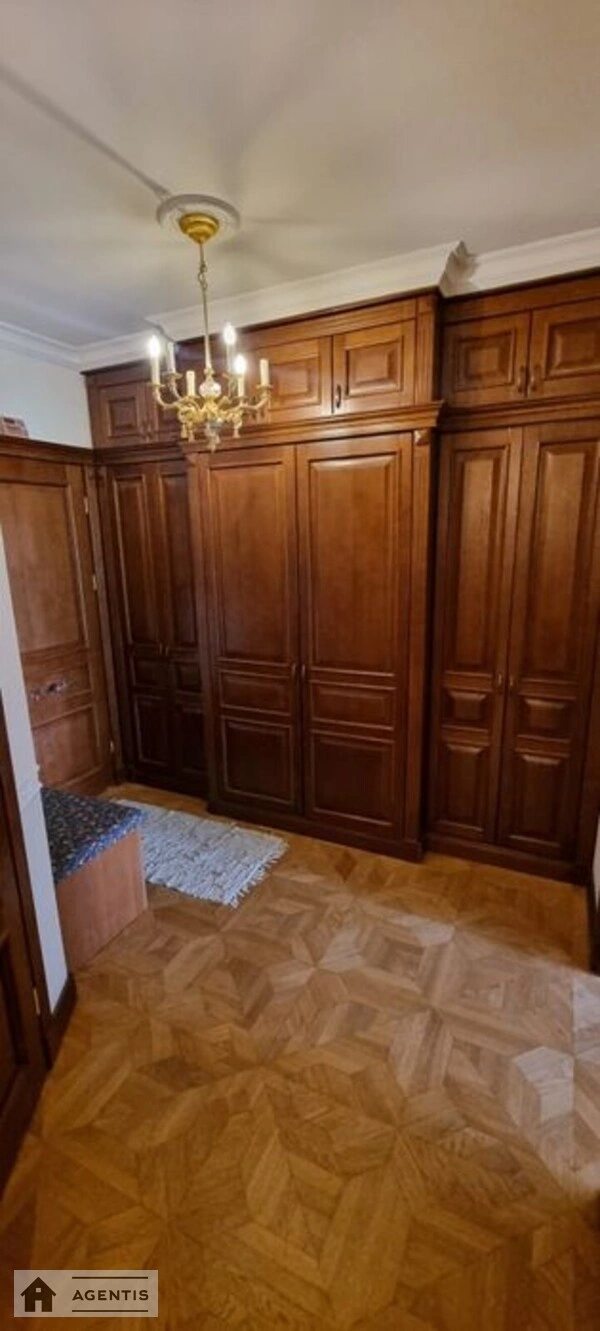 Apartment for rent. 3 rooms, 105 m², 4th floor/4 floors. 45, Pochaynynska 45, Kyiv. 