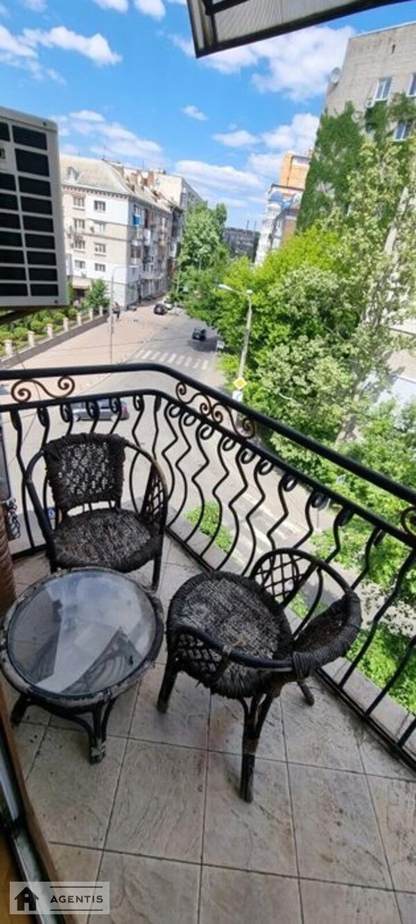 Apartment for rent. 3 rooms, 105 m², 4th floor/4 floors. 45, Pochaynynska 45, Kyiv. 