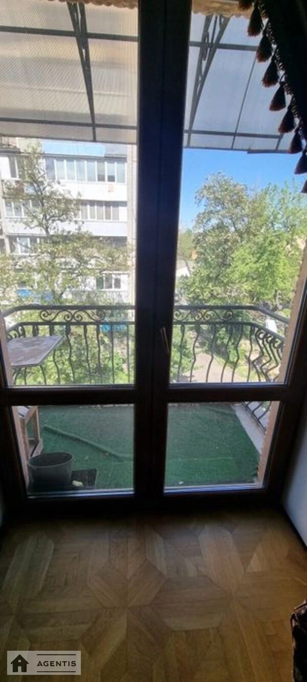 Apartment for rent. 3 rooms, 105 m², 4th floor/4 floors. 45, Pochaynynska 45, Kyiv. 