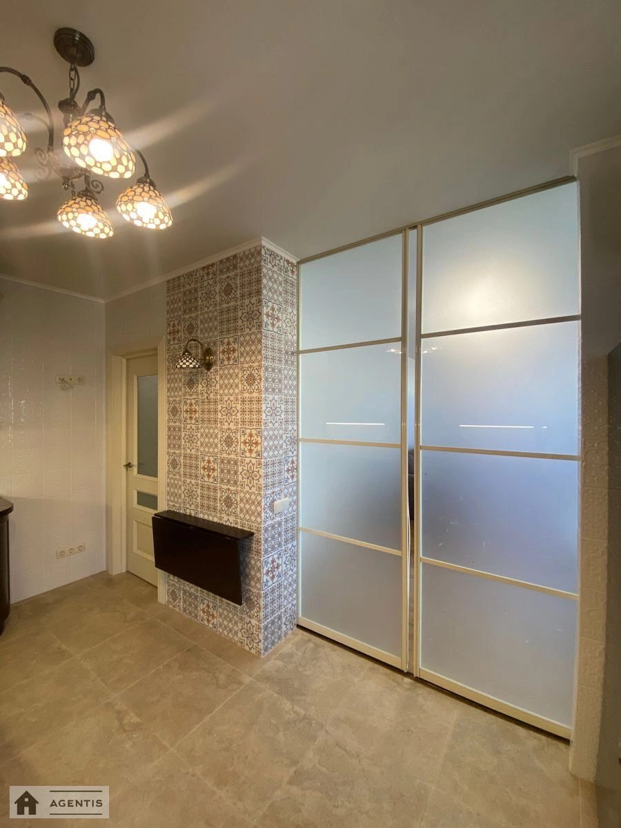 Сдам квартиру 3 комнаты, 105 m², 10 эт./18 этажей. 3, Коперника 3, Киев. 