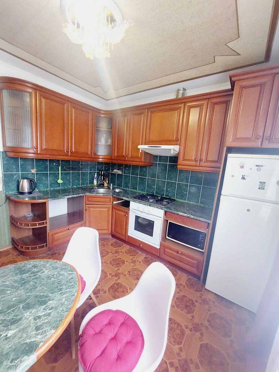 Apartment for rent. 3 rooms, 90 m², 10th floor/11 floors. 14, Henerala Almazova vul. Kutuzova, Kyiv. 