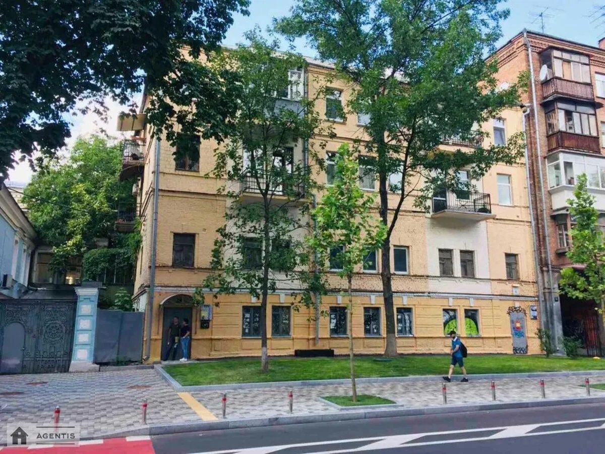 Apartment for rent. 3 rooms, 78 m², 3rd floor/4 floors. Zolotovoritska 4, Kyiv. 