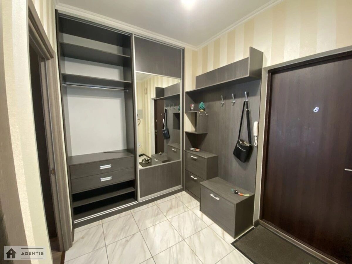 Apartment for rent. 1 room, 40 m², 5th floor/6 floors. Regeneratorna 4, Kyiv. 