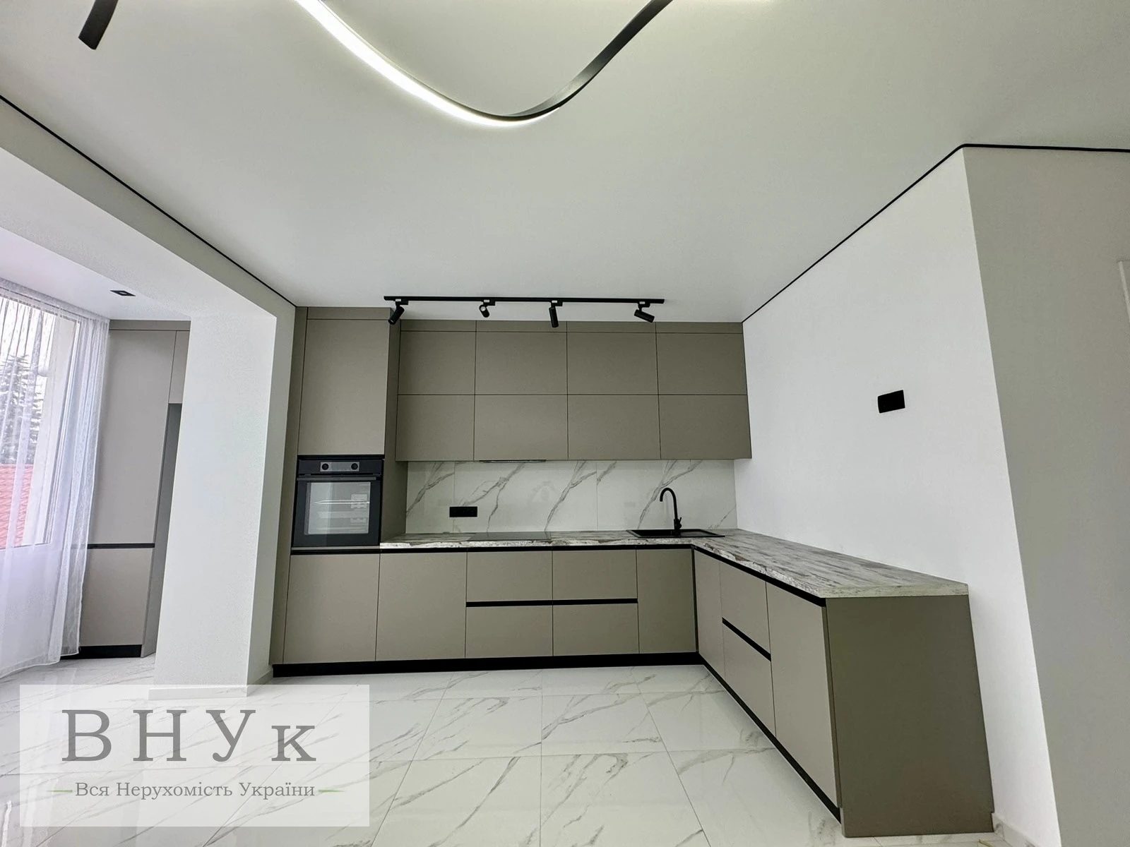 Продаж квартири 1 кімната, 55 m², 2 пов./5 поверхів. Зелена , Тернопіль. 