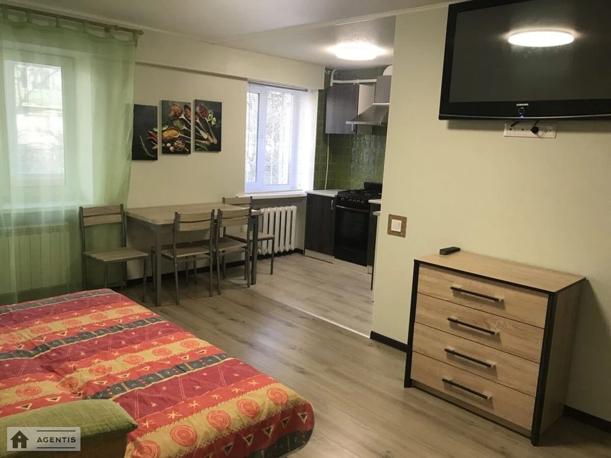 Apartment for rent. 2 rooms, 45 m², 1st floor/5 floors. Dmytra Bahaliya vul. Pozharskoho, Kyiv. 