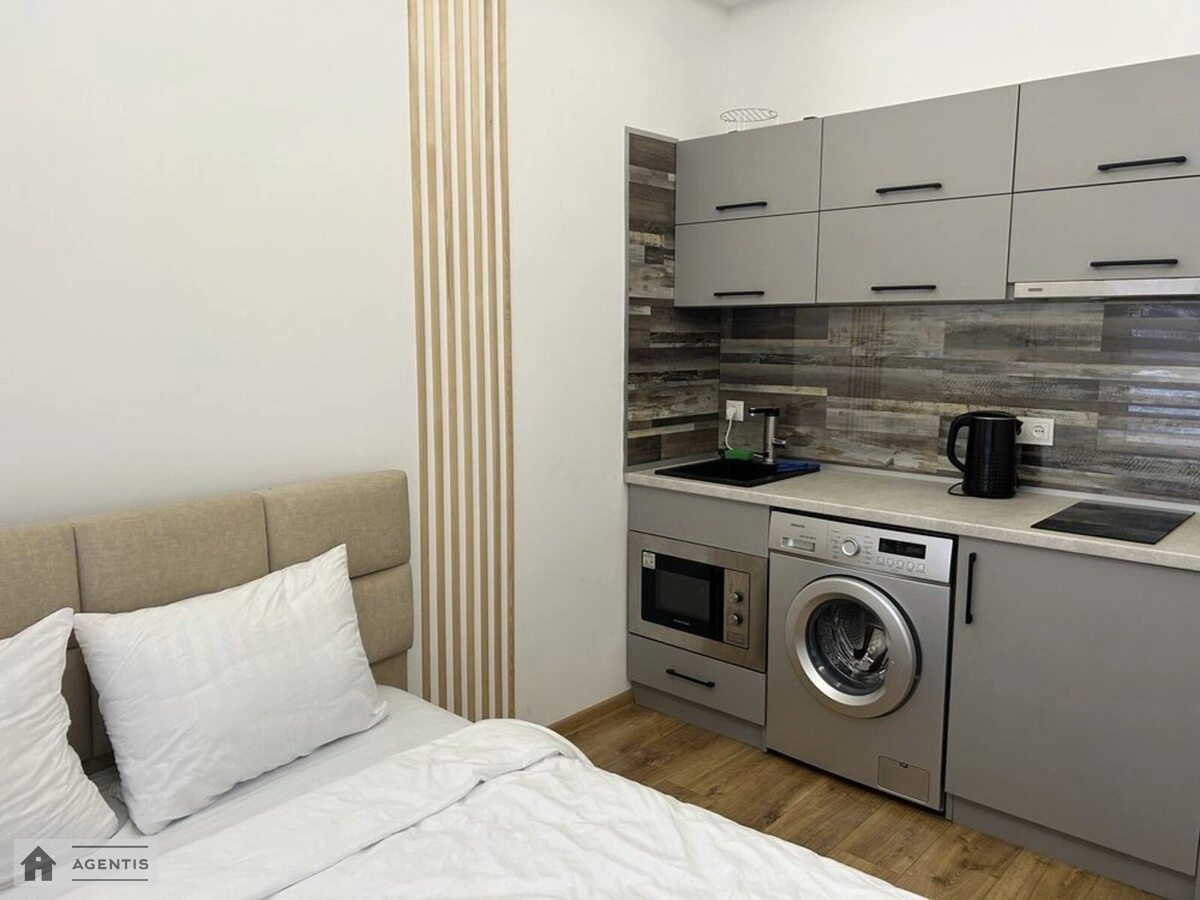 Apartment for rent. 1 room, 40 m², 1st floor/10 floors. 17, Mykhayla Boychuka vul. Vaso Kikvidze, Kyiv. 