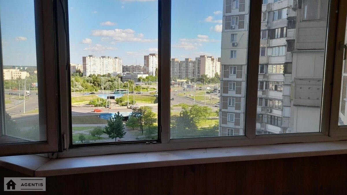 Apartment for rent. 3 rooms, 90 m², 8th floor/16 floors. Chervonoyi Kalyny prosp. Volodymyra Mayakovskoho, Kyiv. 