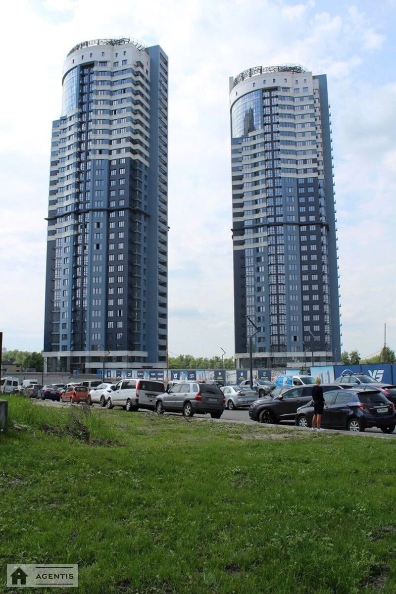 Сдам квартиру. 3 rooms, 92 m², 17 floor/33 floors. 3, Никольско-Слободская 3, Киев. 