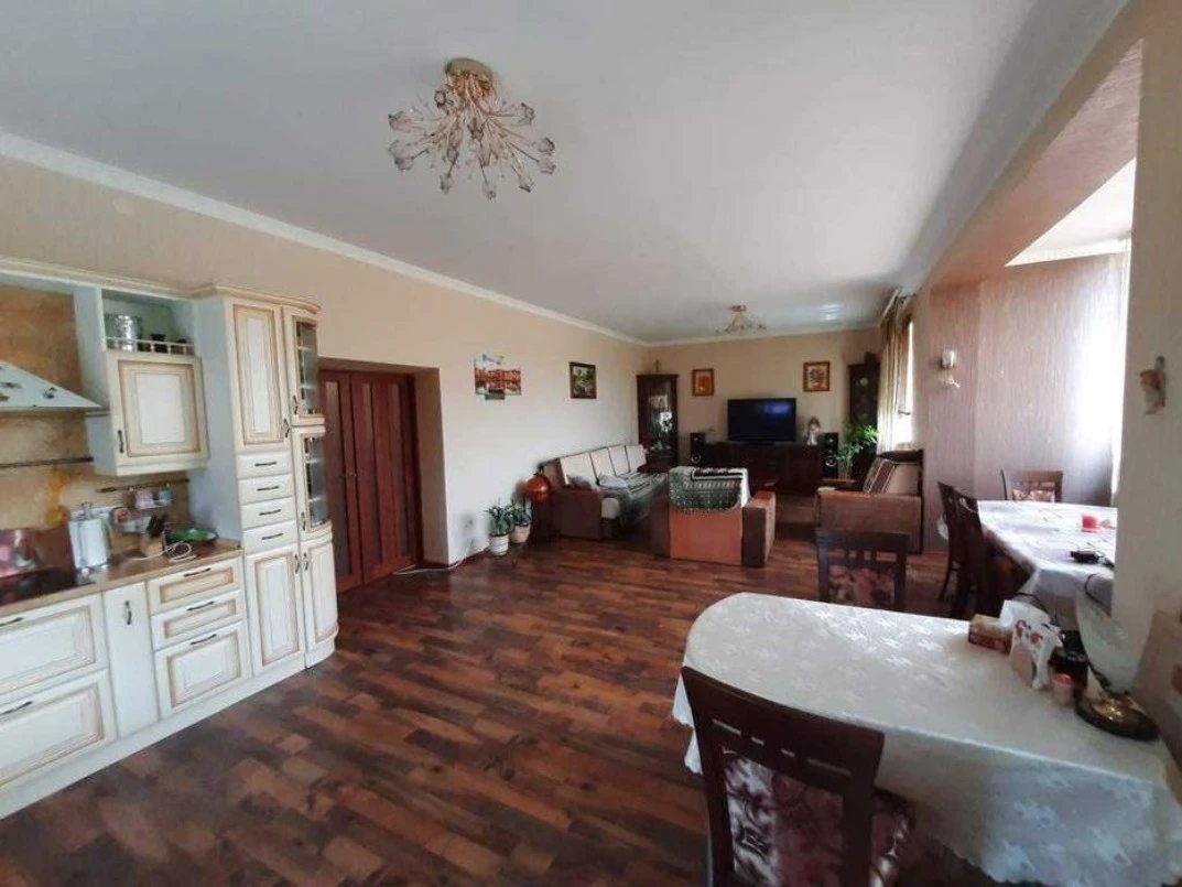 House for sale. 4 rooms, 297 m², 2 floors. Vyshenky. 