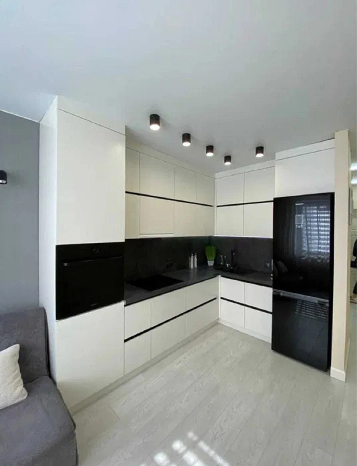 Apartments for sale. 1 room, 45 m², 8th floor/18 floors. 9, Zhemchuzhnaya ul., Odesa. 