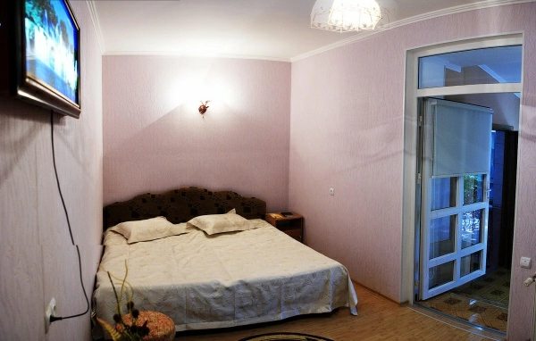 Shared room for rent. 2 rooms, 50 m², 1st floor/3 floors. 4, Tsentralnaya, Polyana. 
