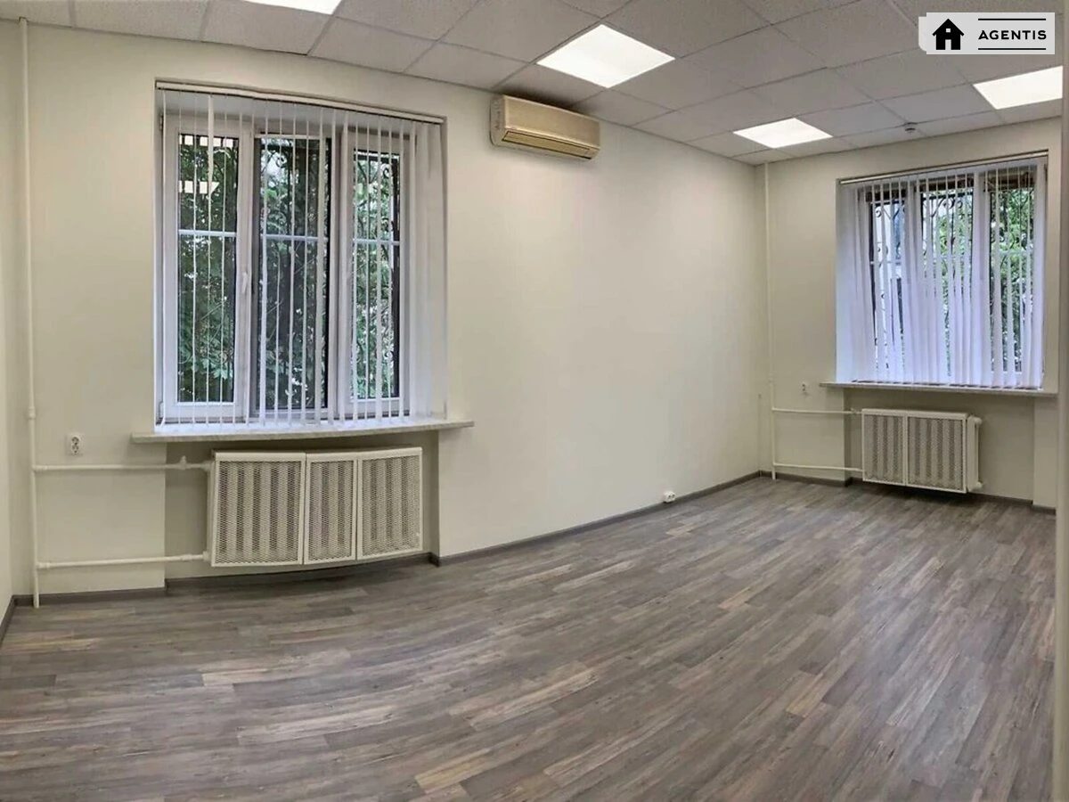 Apartment for rent. 3 rooms, 70 m², 1st floor/6 floors. 17, Mykoly Mikhnovskoho bulv. Druzhby Narodiv, Kyiv. 