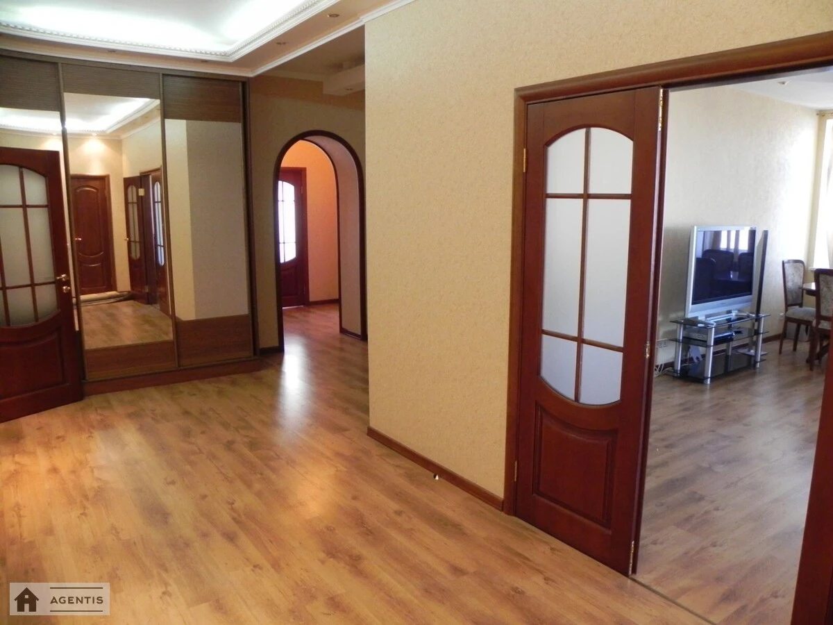 Apartment for rent. 4 rooms, 145 m², 8th floor/10 floors. 70, Pochaynynska 70, Kyiv. 