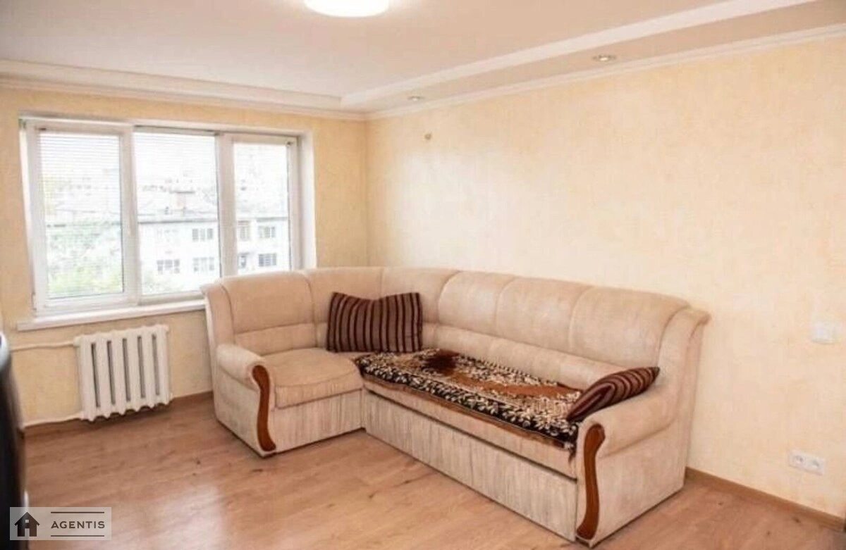 Apartment for rent. 3 rooms, 60 m², 6th floor/9 floors. Voskresenskyy prosp. Perova, Kyiv. 