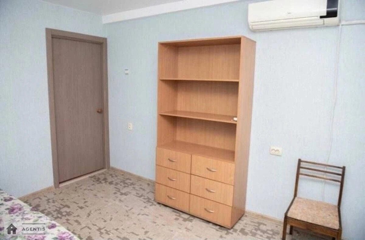 Apartment for rent. 3 rooms, 60 m², 6th floor/9 floors. Voskresenskyy prosp. Perova, Kyiv. 
