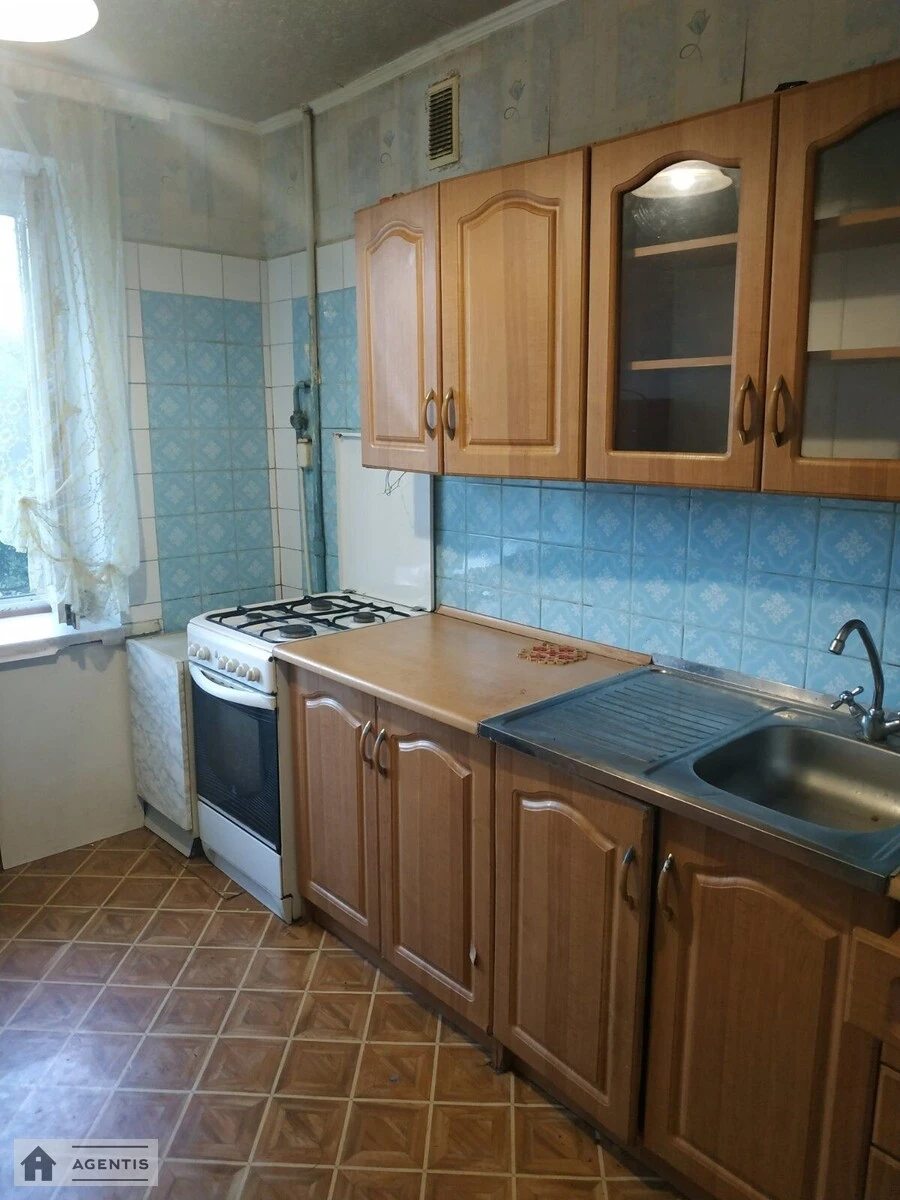 Apartment for rent. 2 rooms, 65 m², 3rd floor/9 floors. 27, Pryrichna 27, Kyiv. 