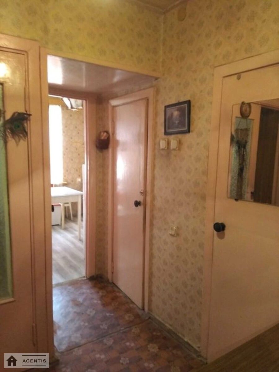 Сдам квартиру. 1 room, 40 m², 1st floor/9 floors. Деснянский район, Киев. 