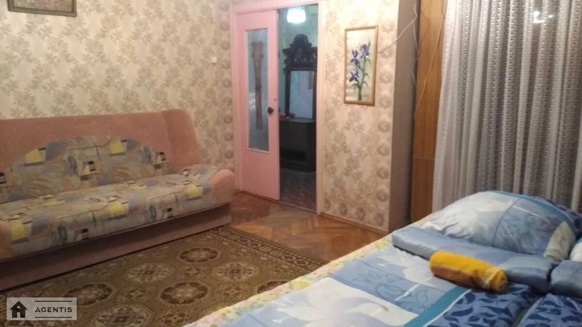 Сдам квартиру. 1 room, 40 m², 1st floor/9 floors. Деснянский район, Киев. 