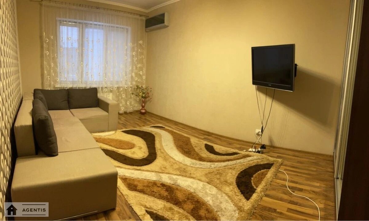 Сдам квартиру. 1 room, 54 m², 3rd floor/26 floors. 1, Градинская 1, Киев. 