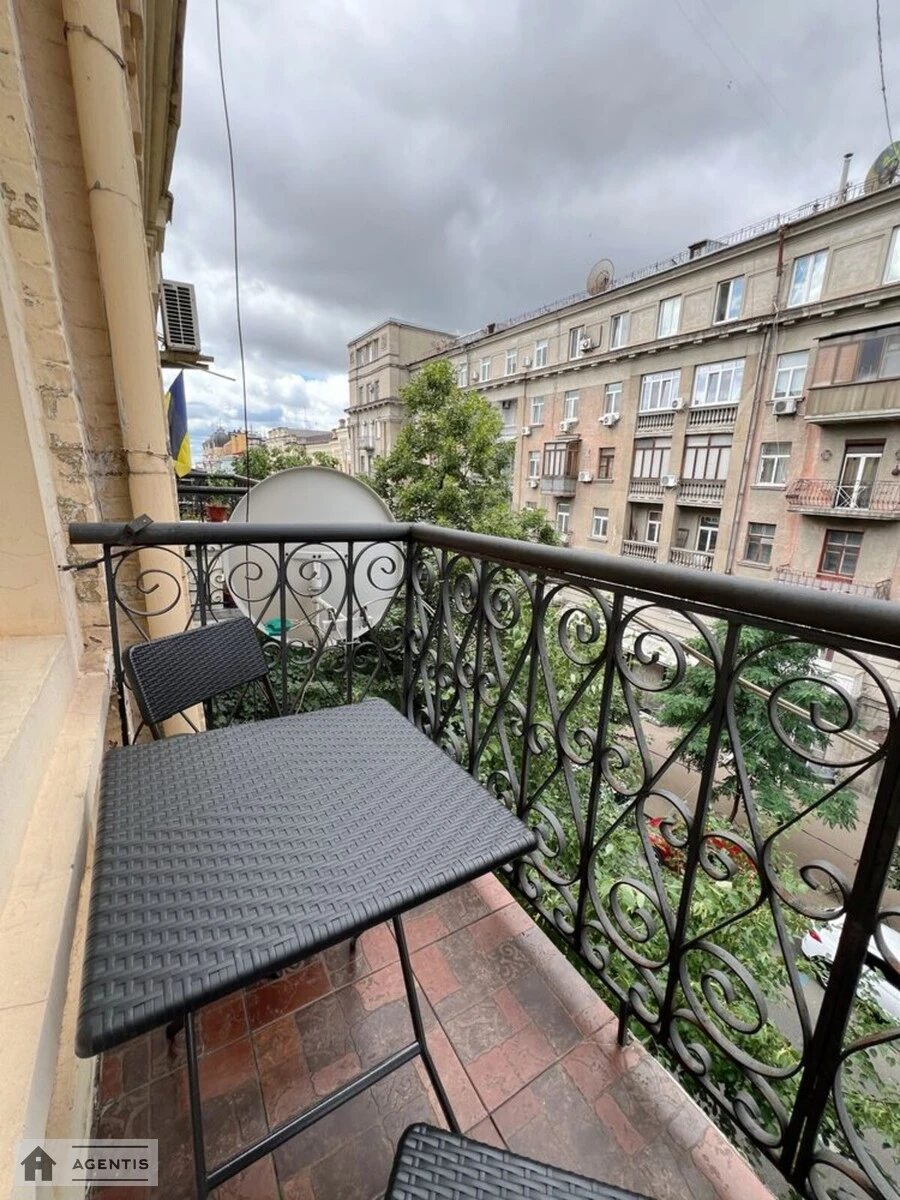 Apartment for rent. 2 rooms, 55 m², 3rd floor/3 floors. Yaroslaviv Val, Kyiv. 