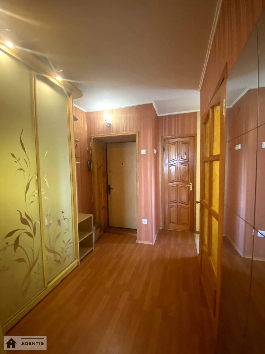 Сдам квартиру. 3 rooms, 56 m², 5th floor/5 floors. 43, Бориспольская 43, Киев. 