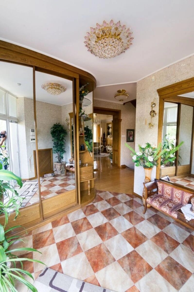 House for sale. 400 m², 4 floors. Fortechnyy kirovskyy, Kropyvnytskyy. 