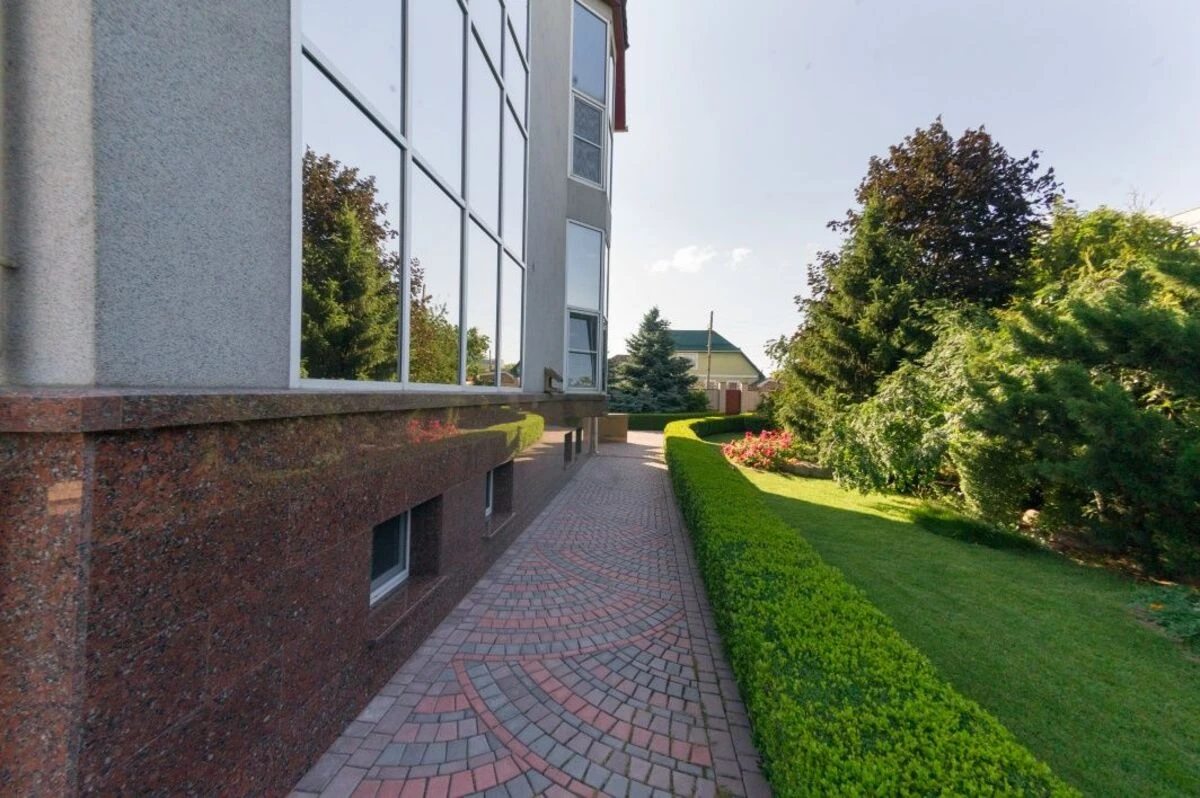 House for sale. 400 m², 4 floors. Fortechnyy kirovskyy, Kropyvnytskyy. 