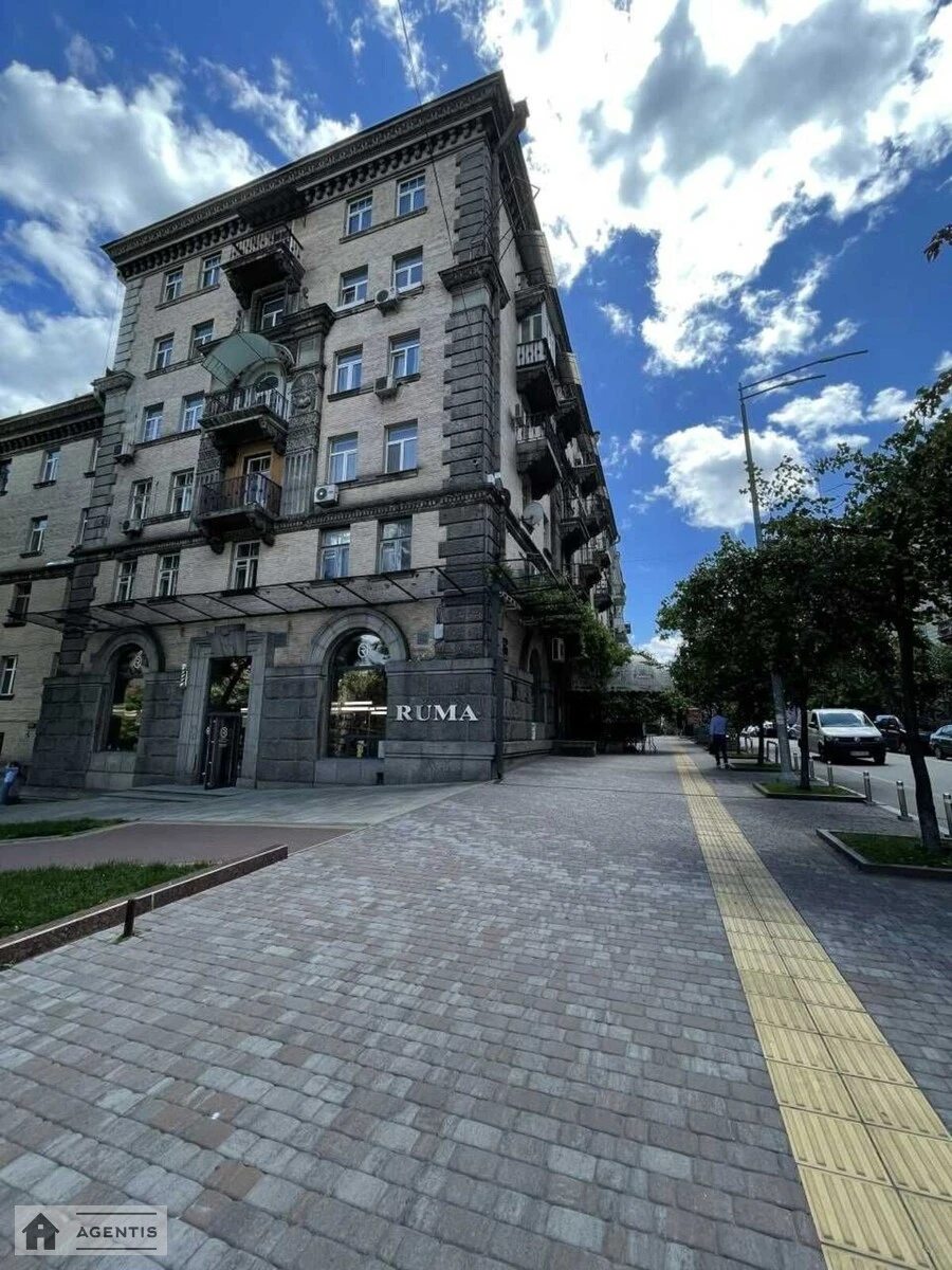 Apartment for rent. 2 rooms, 72 m², 4th floor/6 floors. Yevhena Chykalenka vul. Pushkinska, Kyiv. 