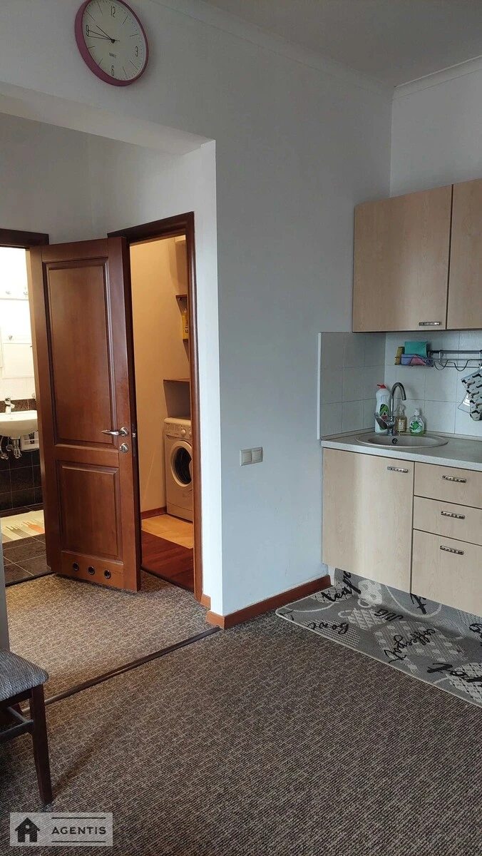 Apartment for rent. 1 room, 42 m², 5th floor/6 floors. 30, Velika Zhytomirska 30, Kyiv. 