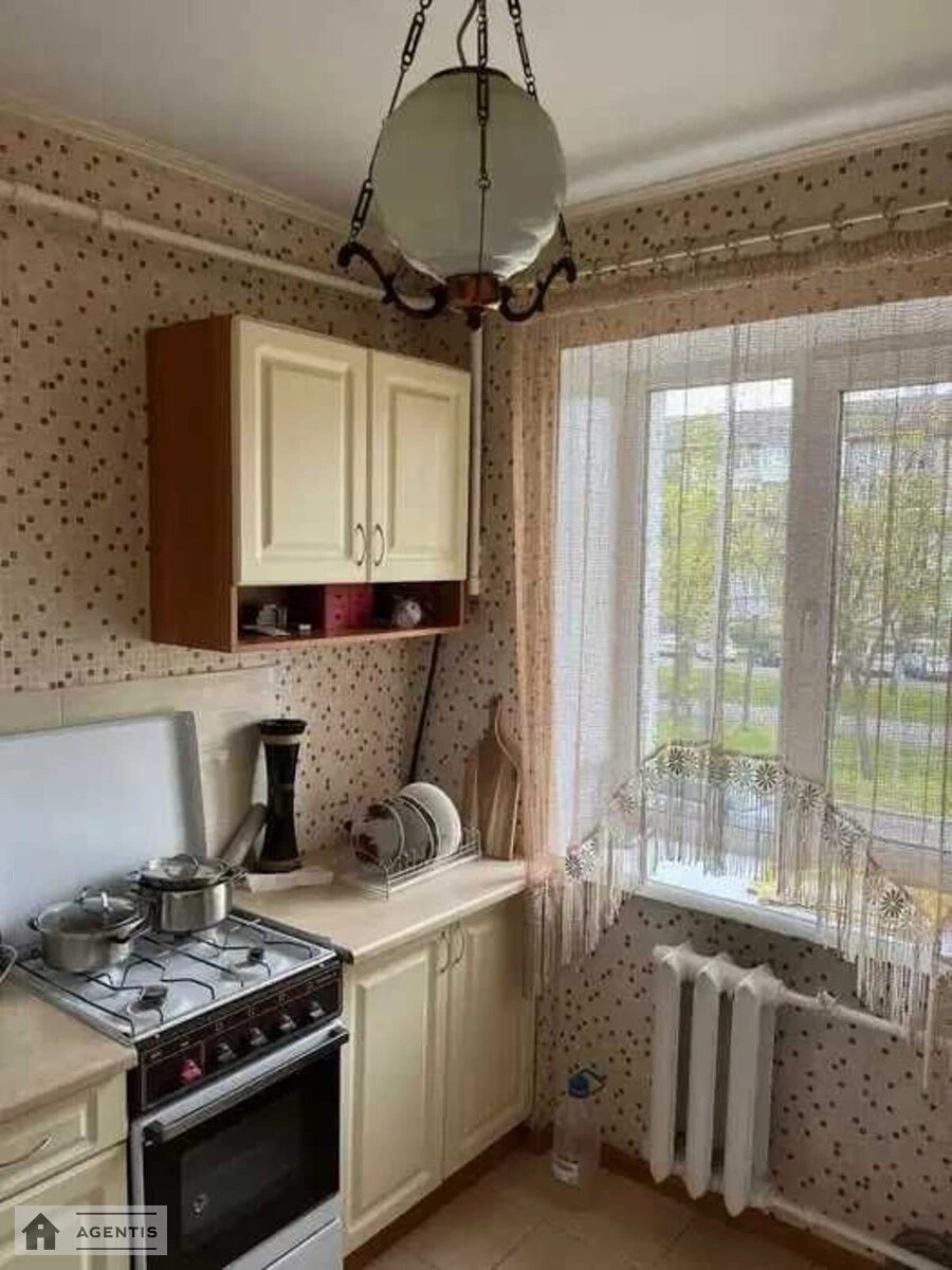 Сдам квартиру. 1 room, 32 m², 2nd floor/5 floors. Верховной Рады, Киев. 