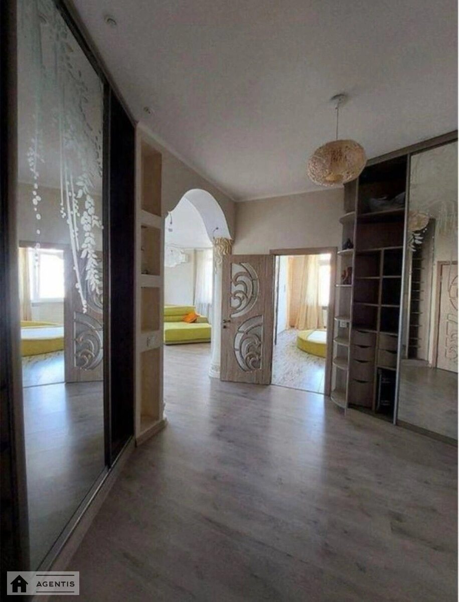 Сдам квартиру. 3 rooms, 93 m², 22 floor/25 floors. 2, Генерала Шаповала вул. (Механізаторів), Киев. 