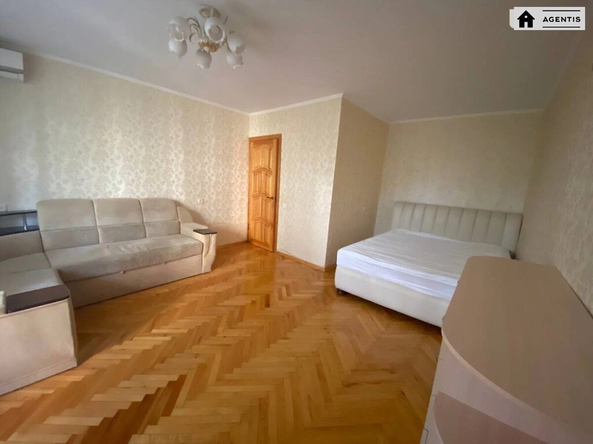 Сдам квартиру. 1 room, 40 m², 9 floors. 30, Романа Шухевича просп. (Генерала Ватутіна), Киев. 