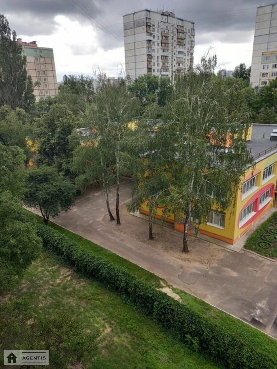 Apartment for rent. 3 rooms, 67 m², 6th floor/9 floors. Henerala Naumova vul., Kyiv. 