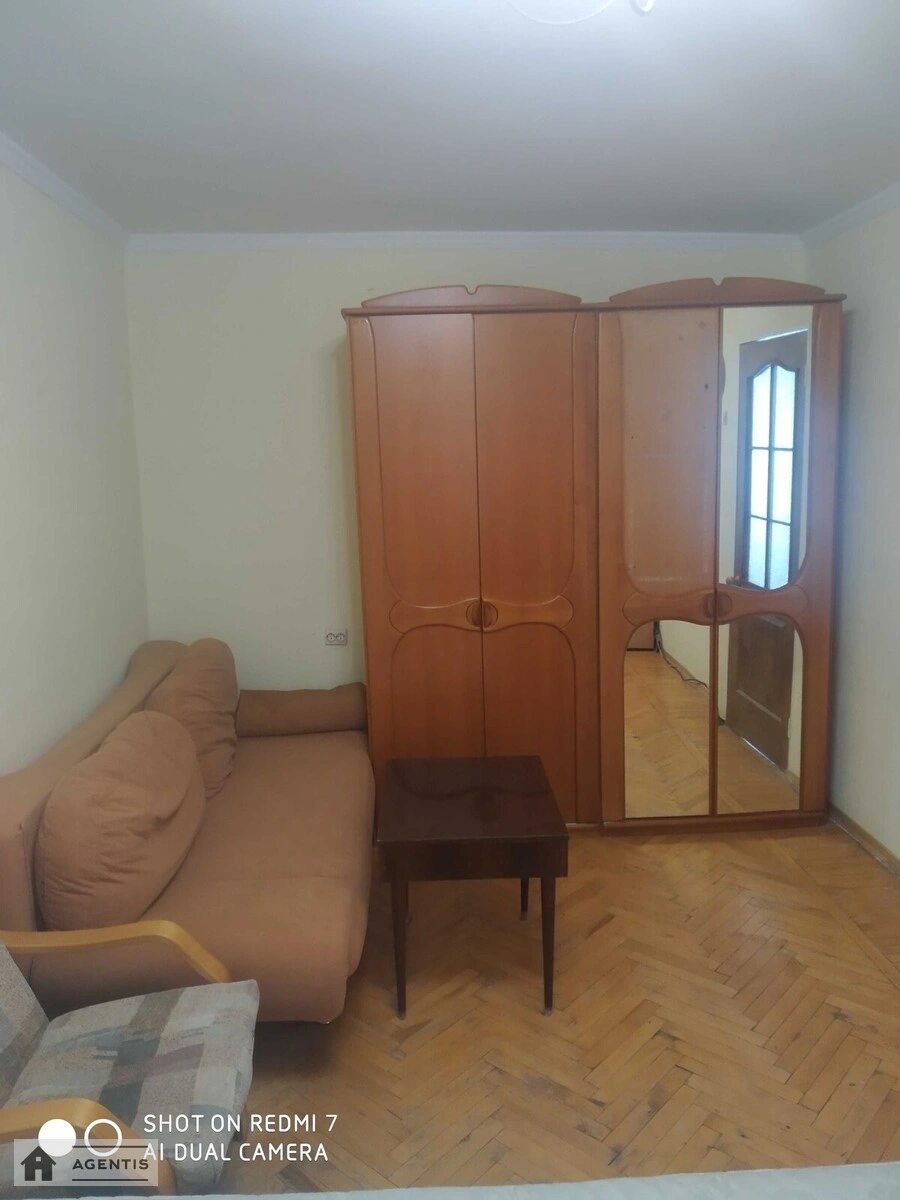 Сдам квартиру 1 комната, 32 m², 2 эт./5 этажей. 29, Євгена Коновальця вул. (Щорса), Киев. 