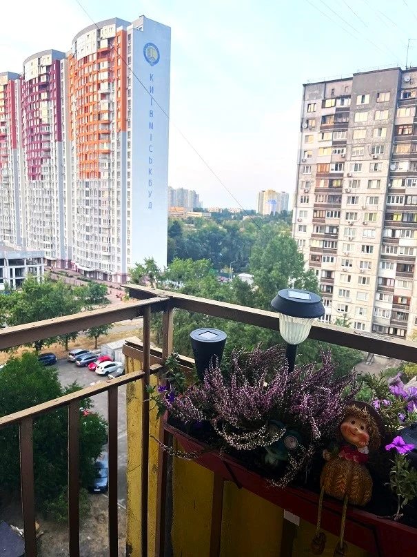 Apartments for sale 3 rooms, 70 m², 10th fl./16 floors. 15, Kulysha Panteleymona, Kyiv. 