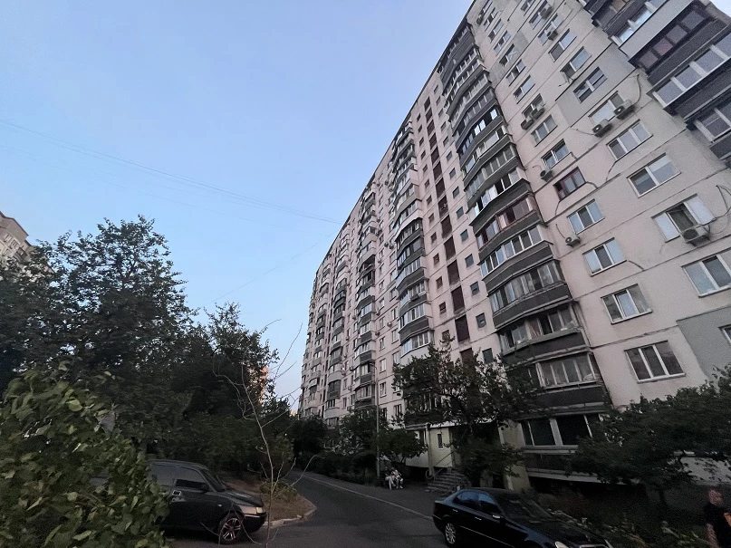 Apartments for sale 3 rooms, 70 m², 10th fl./16 floors. 15, Kulysha Panteleymona, Kyiv. 