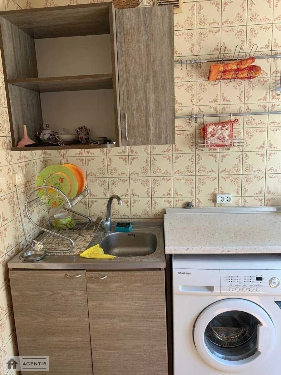 Здам квартиру 2 кімнати, 43 m², 3 пов./9 поверхів. Дніпровська набережна, Київ. 