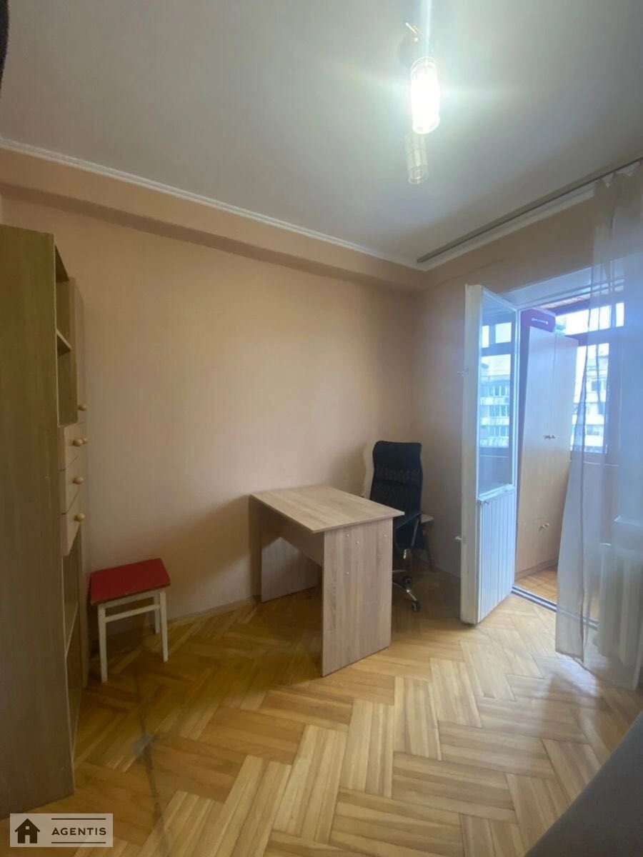 Сдам квартиру 3 комнаты, 58 m², 8 эт./9 этажей. 42, Братиславская 42, Киев. 