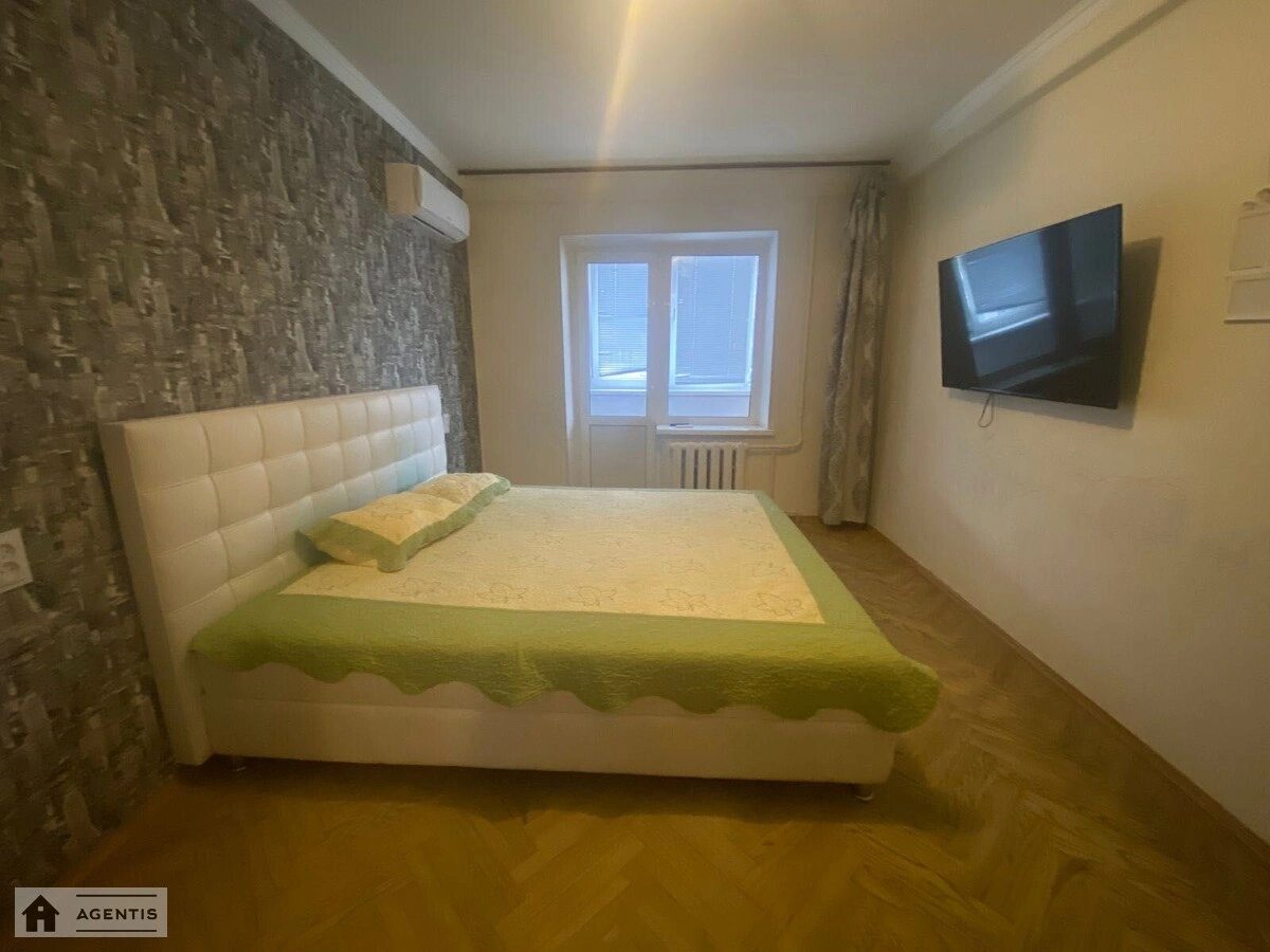 Здам квартиру 3 кімнати, 58 m², 8 пов./9 поверхів. 42, Братиславська 42, Київ. 