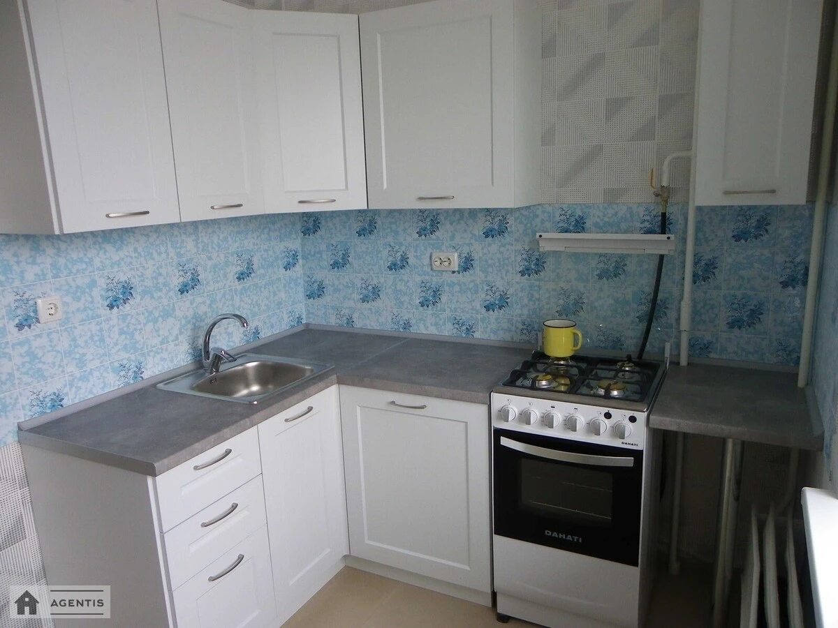 Apartment for rent 1 room, 36 m², 4th fl./9 floors. 24, Chervonoyi Kalyny prosp. Volodymyra Mayakovskoho, Kyiv. 