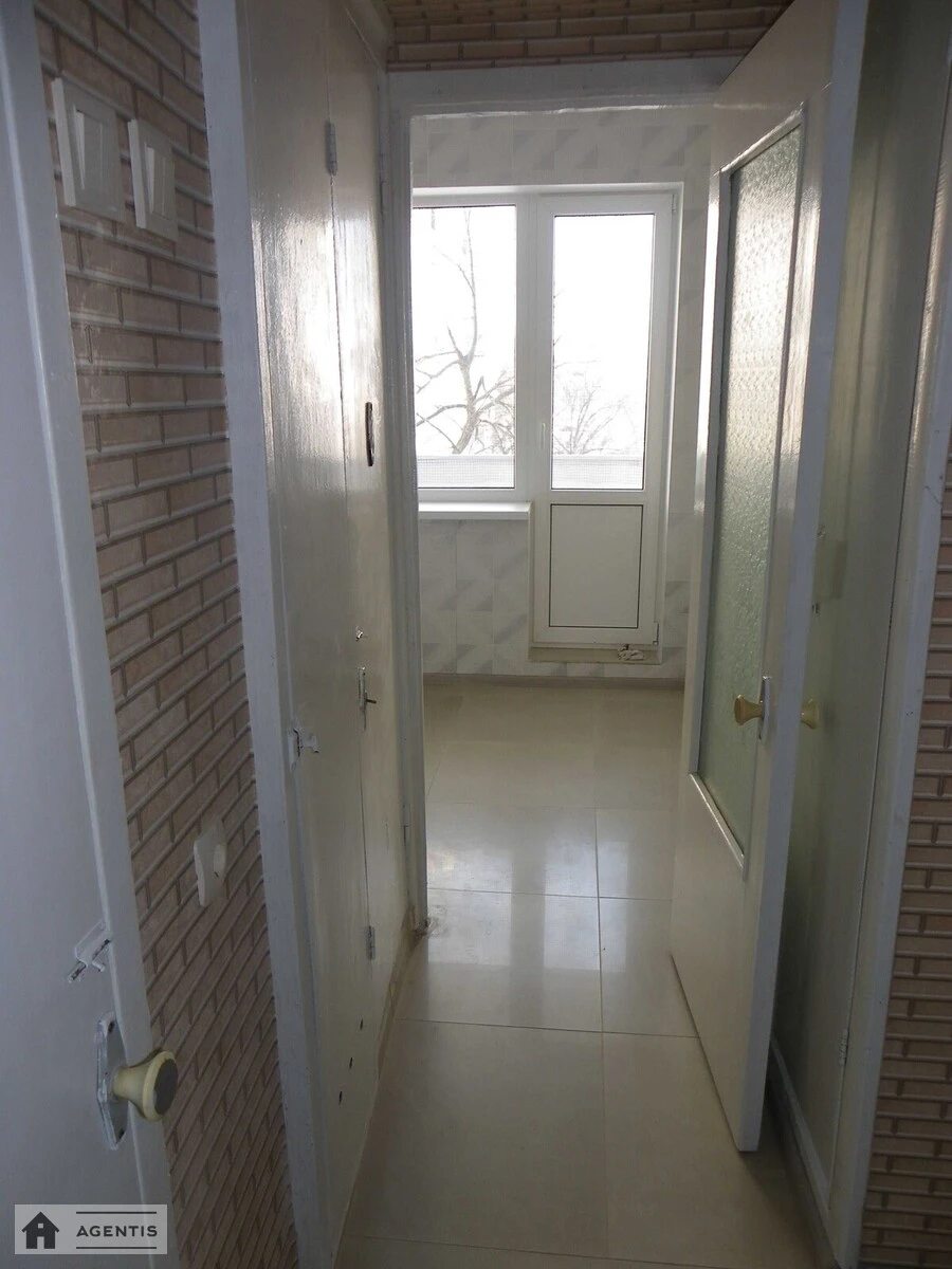 Apartment for rent 1 room, 36 m², 4th fl./9 floors. 24, Chervonoyi Kalyny prosp. Volodymyra Mayakovskoho, Kyiv. 